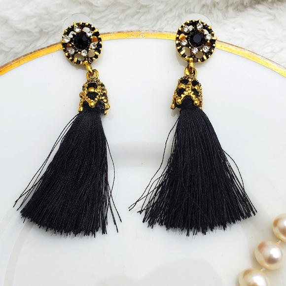 💫5/$25 Luxury Tassel Earrings 💫 - Picture 1 of 2
